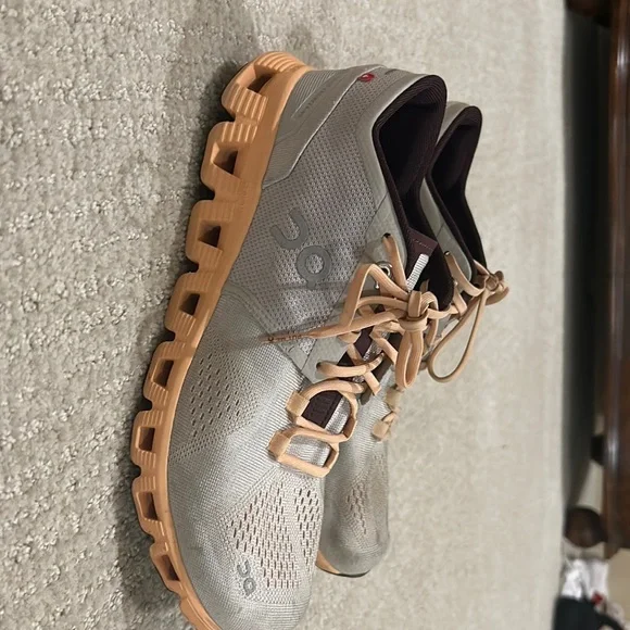 On cloud tennis shoes. Barley worn!! - Picture 1 of 7